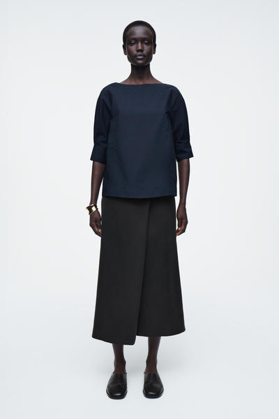 COS ボリュームボートネックコットンブラウス