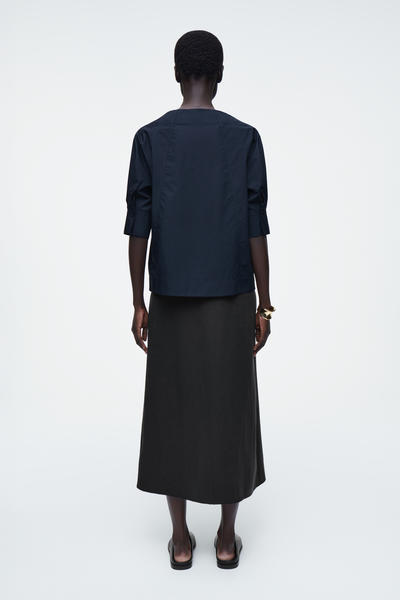 COS ボリュームボートネックコットンブラウス