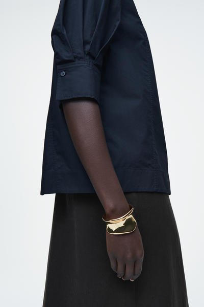 COS ボリュームボートネックコットンブラウス