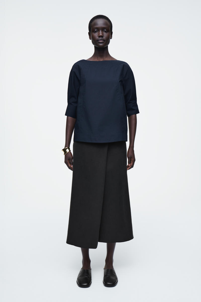 COS ボリュームボートネックコットンブラウス