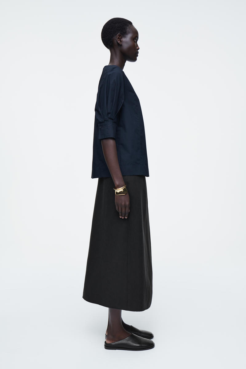 COS ボリュームボートネックコットンブラウス