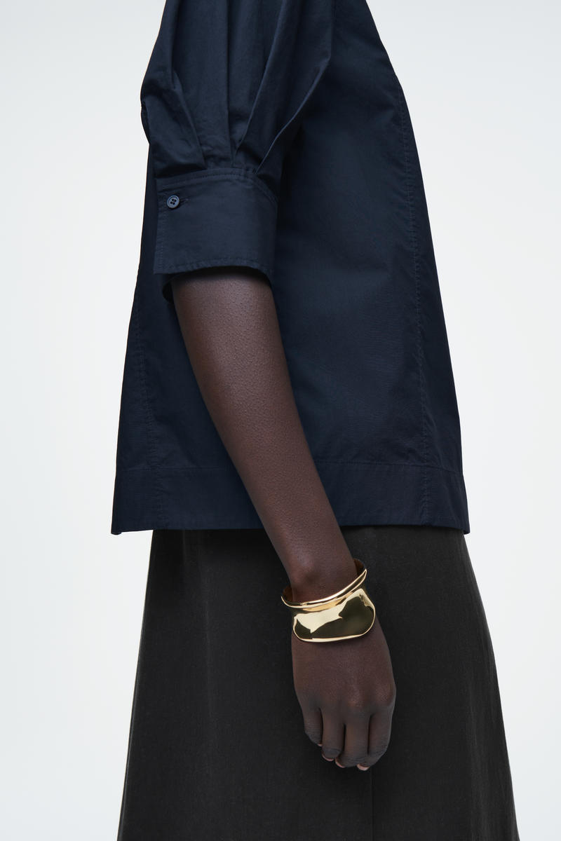 COS ボリュームボートネックコットンブラウス