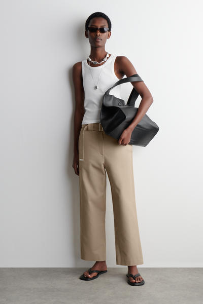 COS ベルト付きスリムレッグパンツ