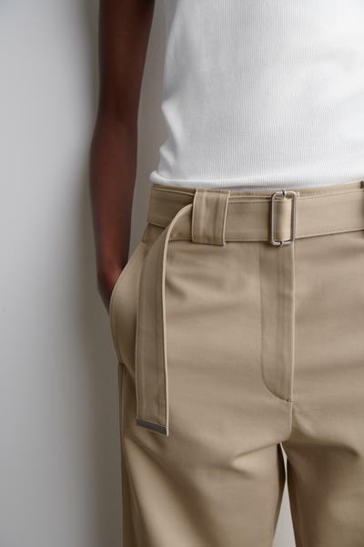 COS ベルト付きスリムレッグパンツ