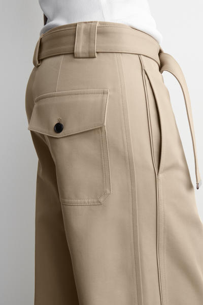 COS ベルト付きスリムレッグパンツ