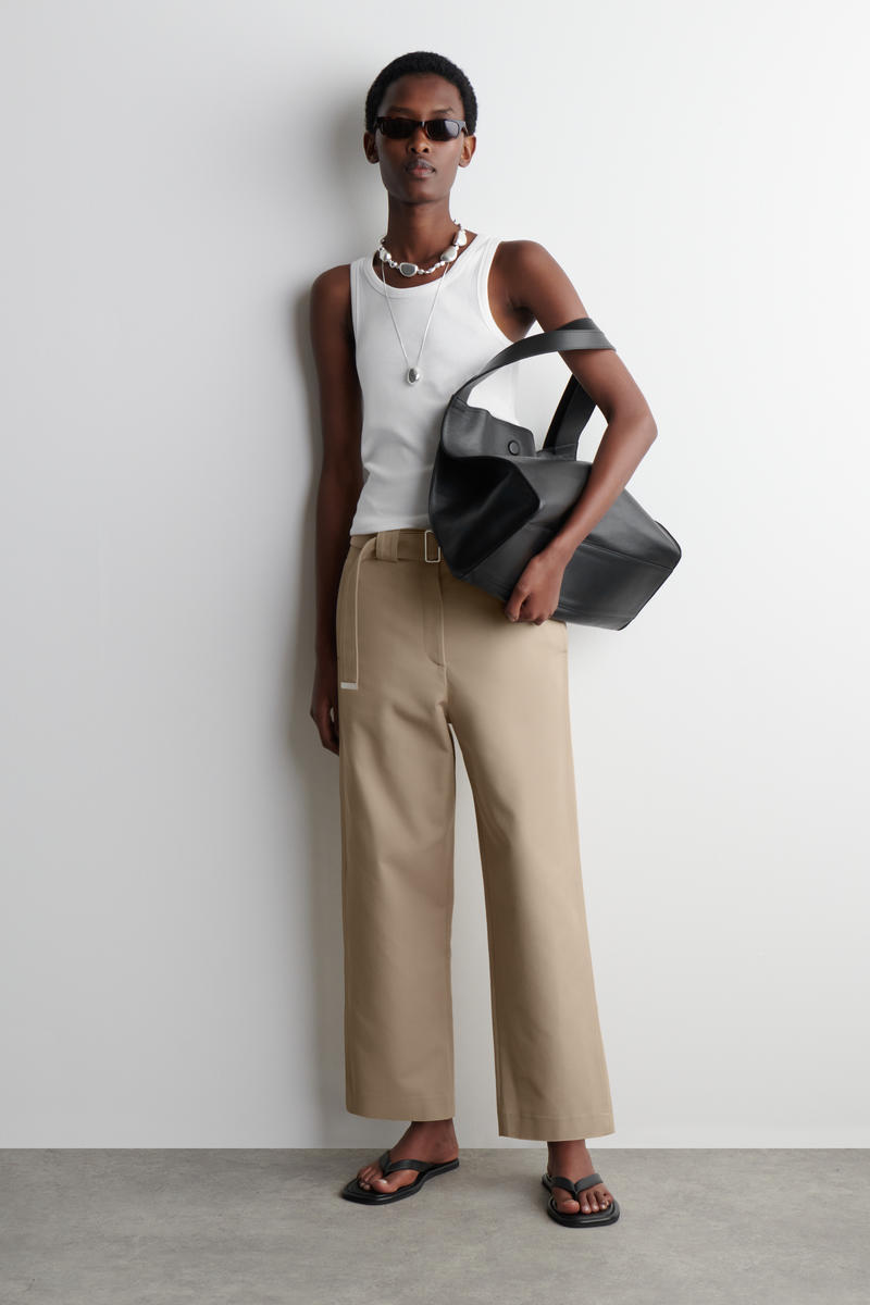 COS ベルト付きスリムレッグパンツ