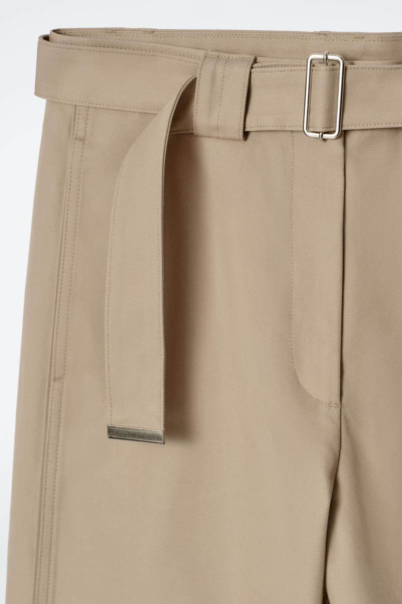 COS ベルト付きスリムレッグパンツ