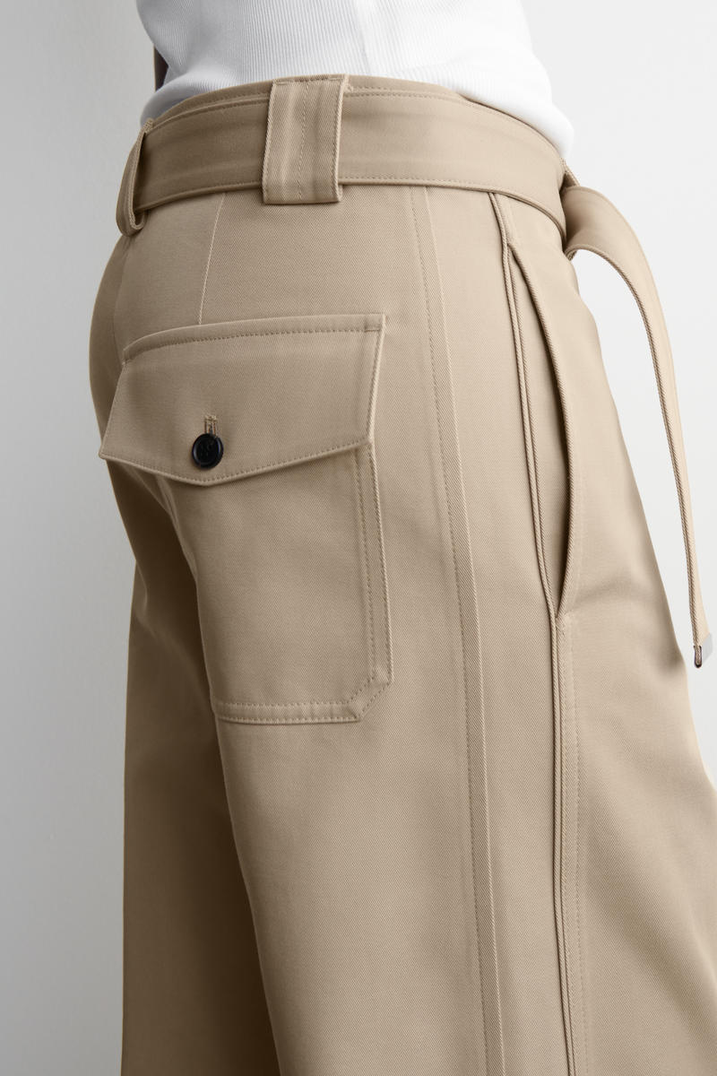 COS ベルト付きスリムレッグパンツ