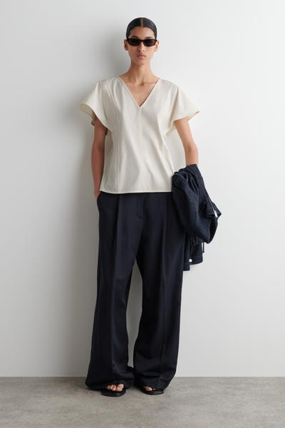 COS ペタルスリーブコットントップ