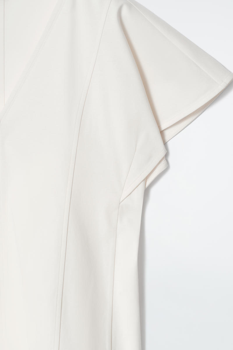 COS ペタルスリーブコットントップ