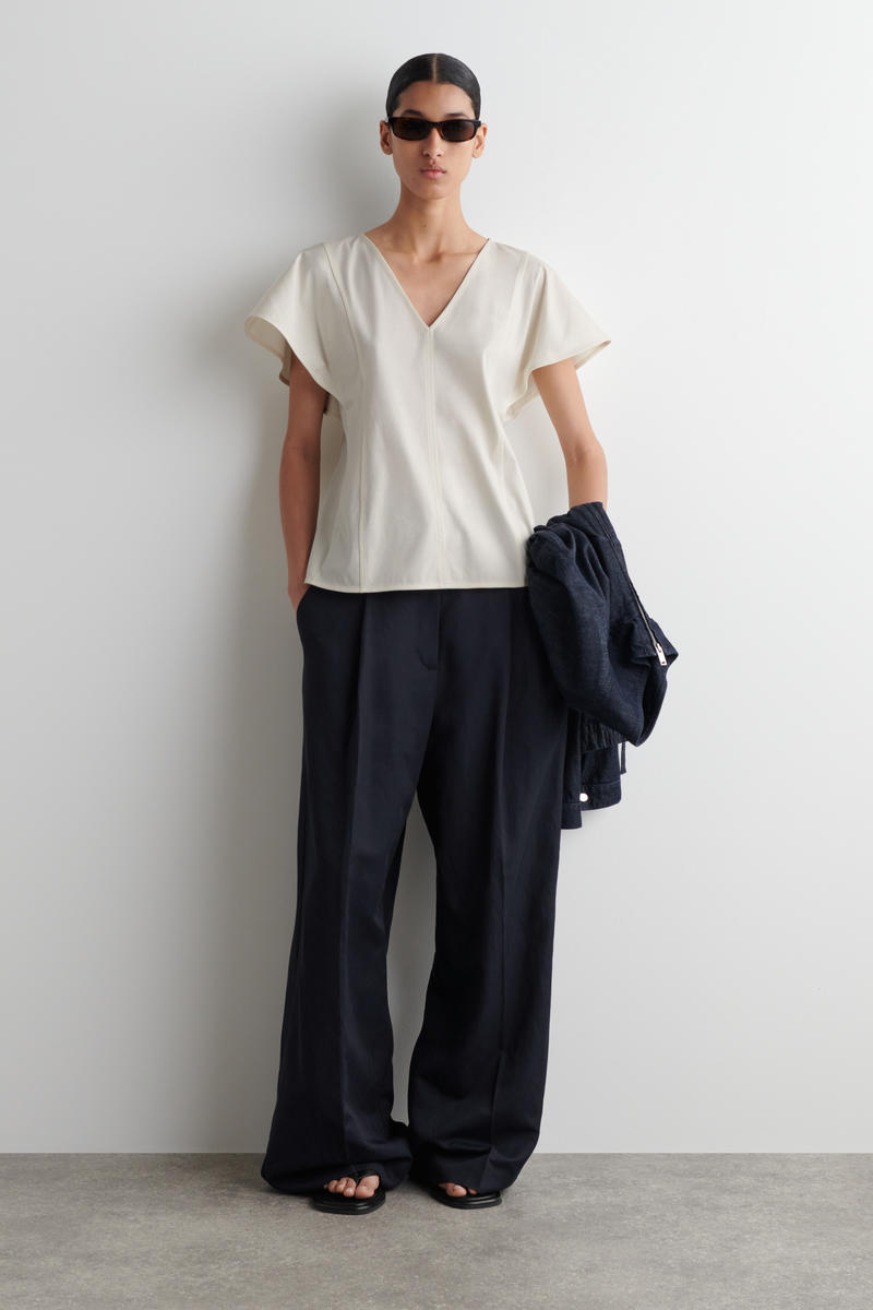 COS ペタルスリーブコットントップ