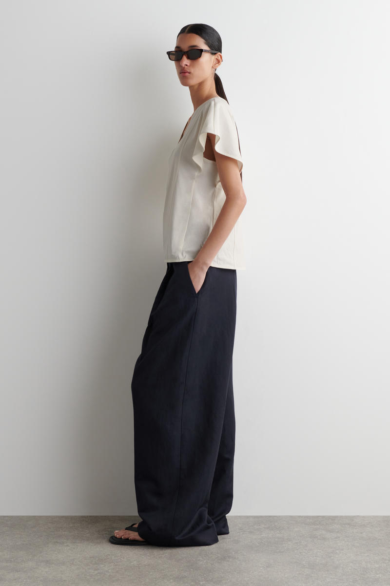 COS ペタルスリーブコットントップ