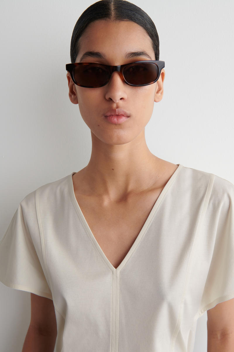 COS ペタルスリーブコットントップ