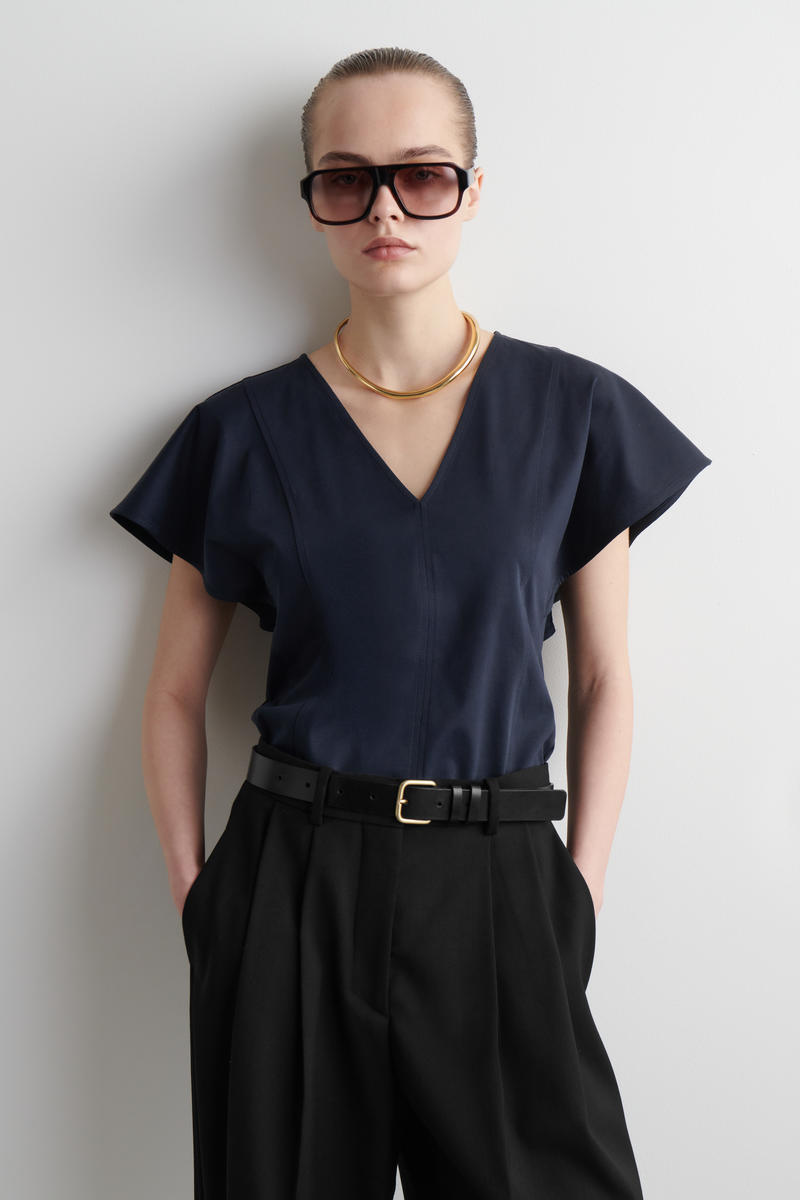 COS ペタルスリーブコットントップ