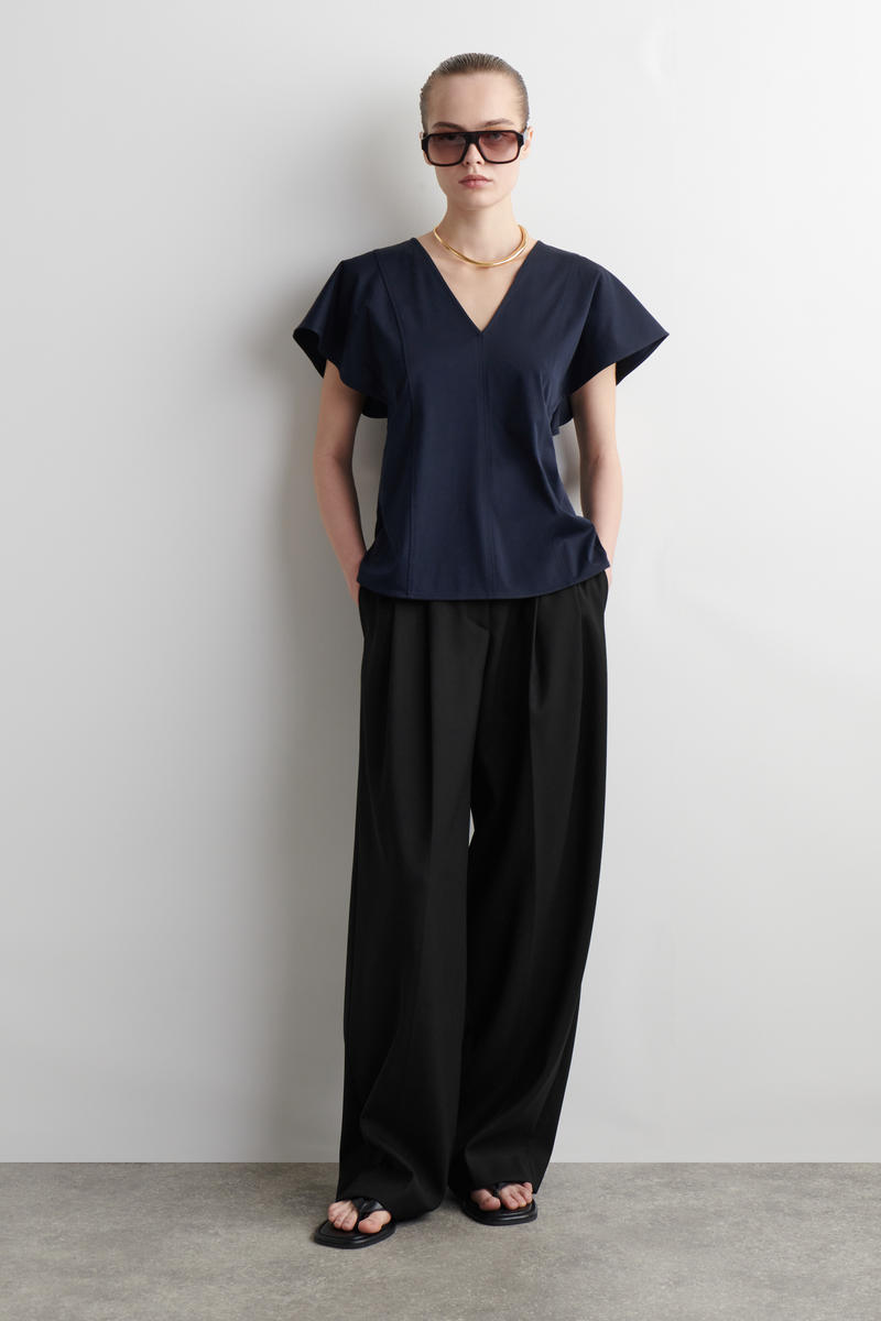 COS ペタルスリーブコットントップ