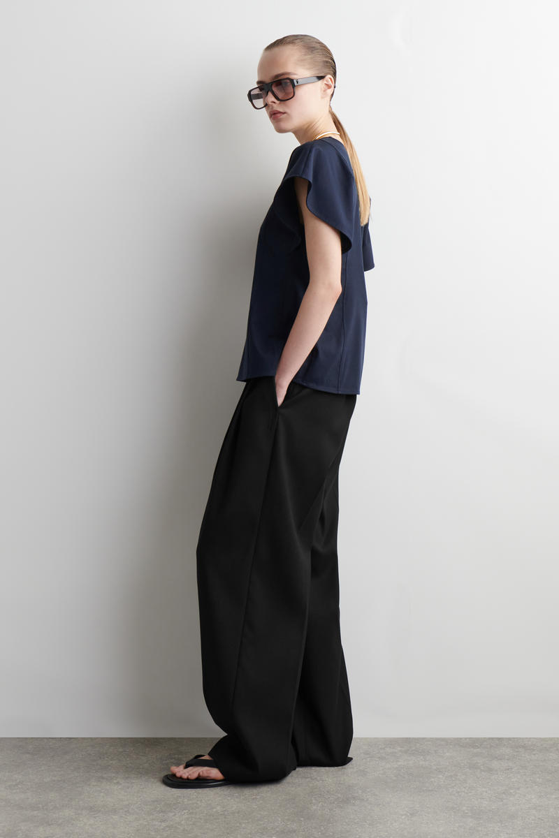 COS ペタルスリーブコットントップ