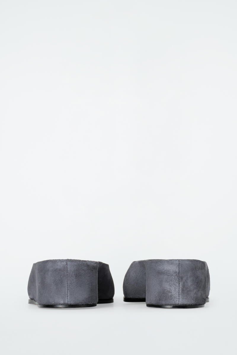 COS ポインテッドスエードミュール