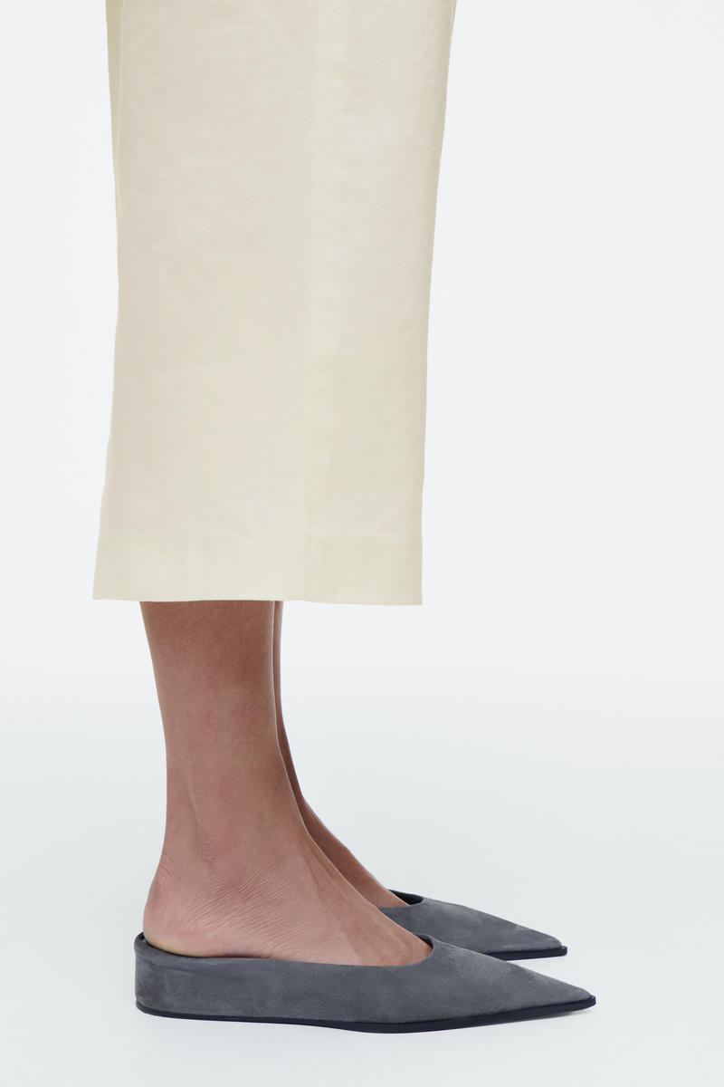 COS ポインテッドスエードミュール