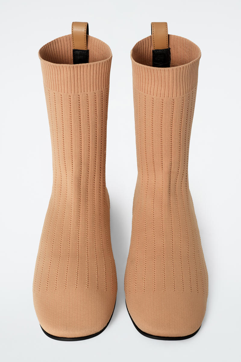 COS リブソックスブーツ