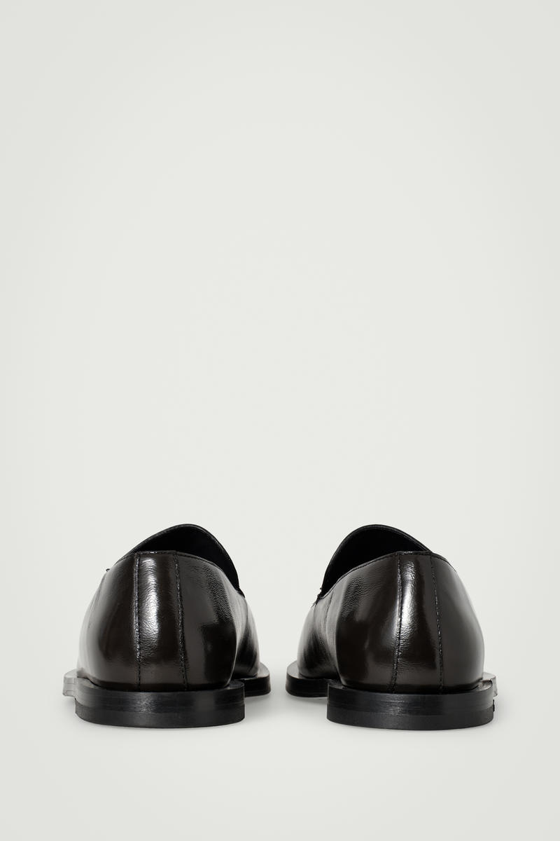 COS クラシックレザーローファー