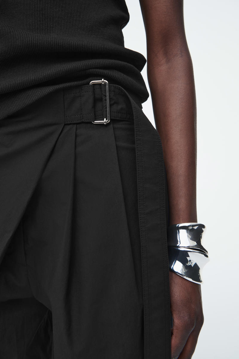 BELTED WRAP-FRONT COTTON SHORTS ベルト付きラップフロントショート