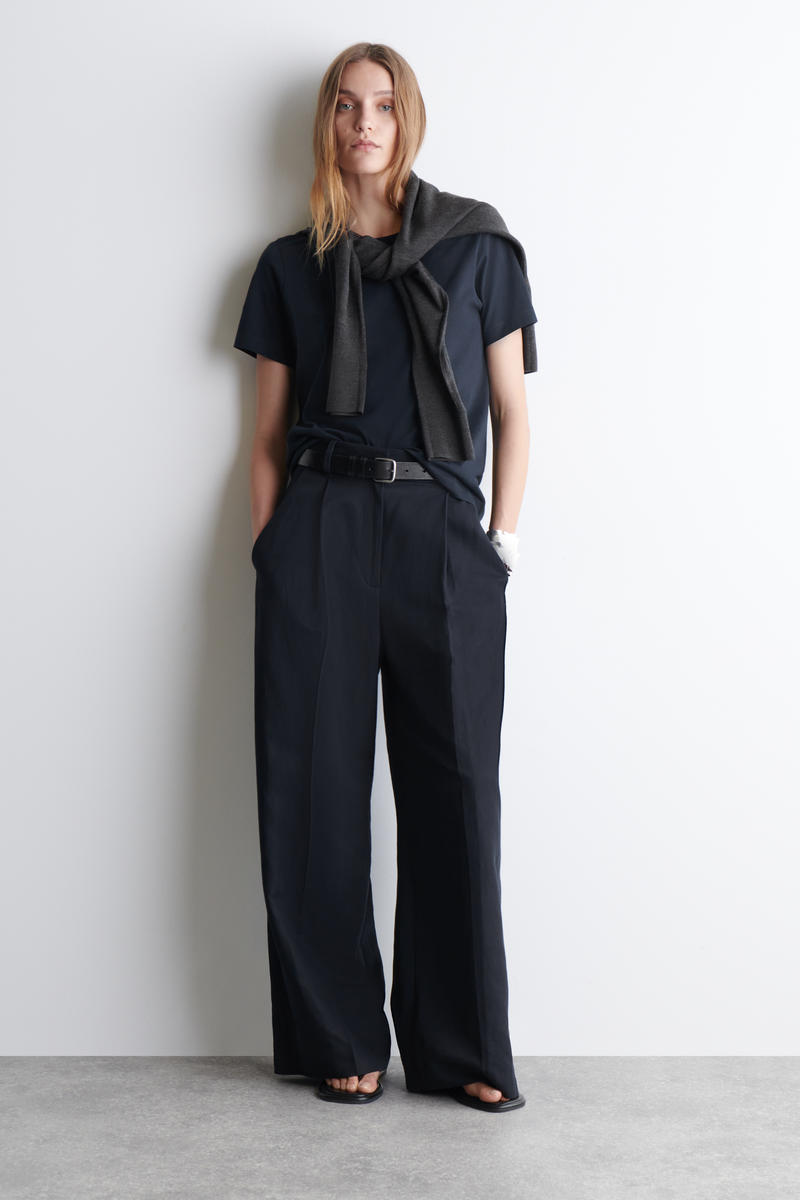 COS クルーネックコットンTシャツ