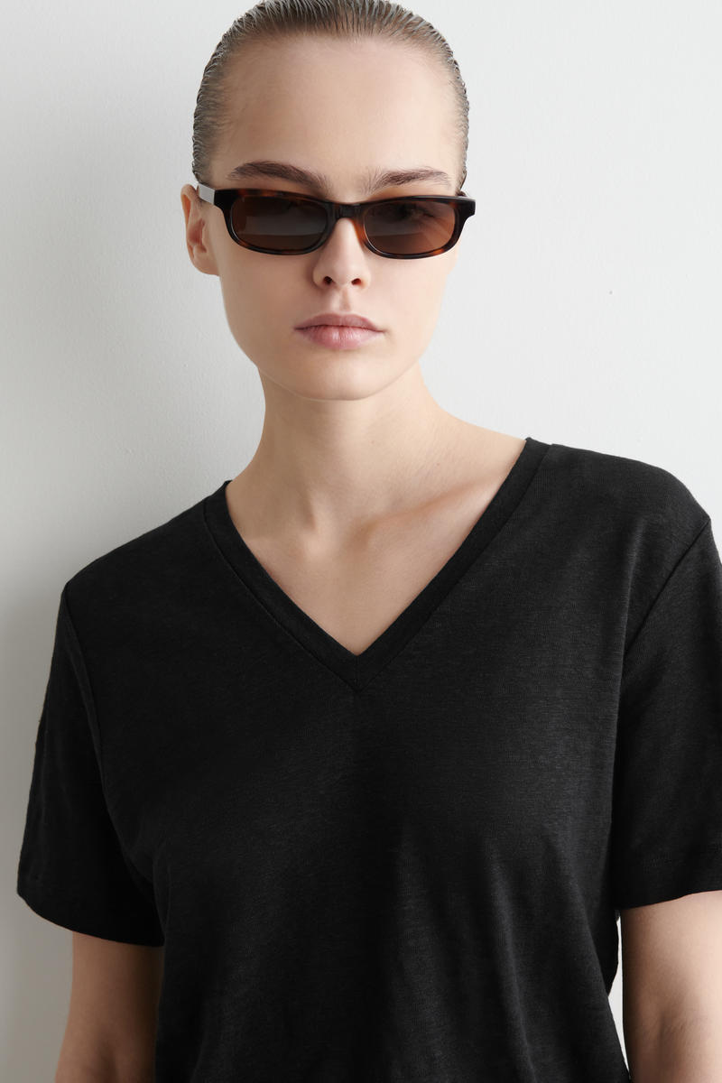 V-NECK LINEN T-SHIRT VネックリネンTシャツ ブラック｜COS コス 公式