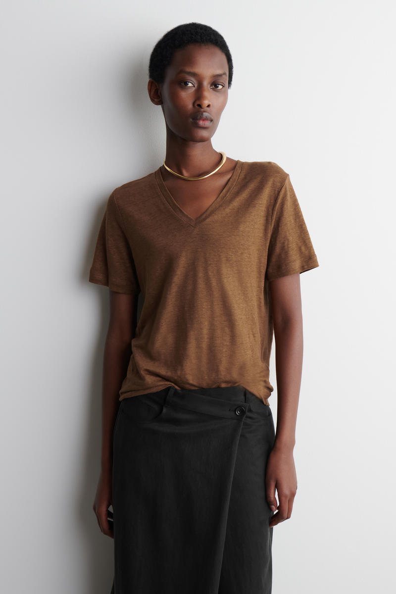 V-NECK LINEN T-SHIRT VネックリネンTシャツ ブラウン｜COS コス 公式