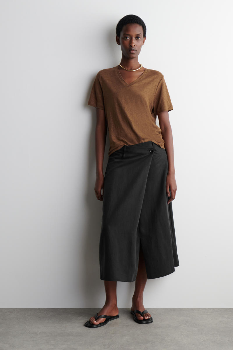 V-NECK LINEN T-SHIRT VネックリネンTシャツ ブラウン｜COS コス 公式 