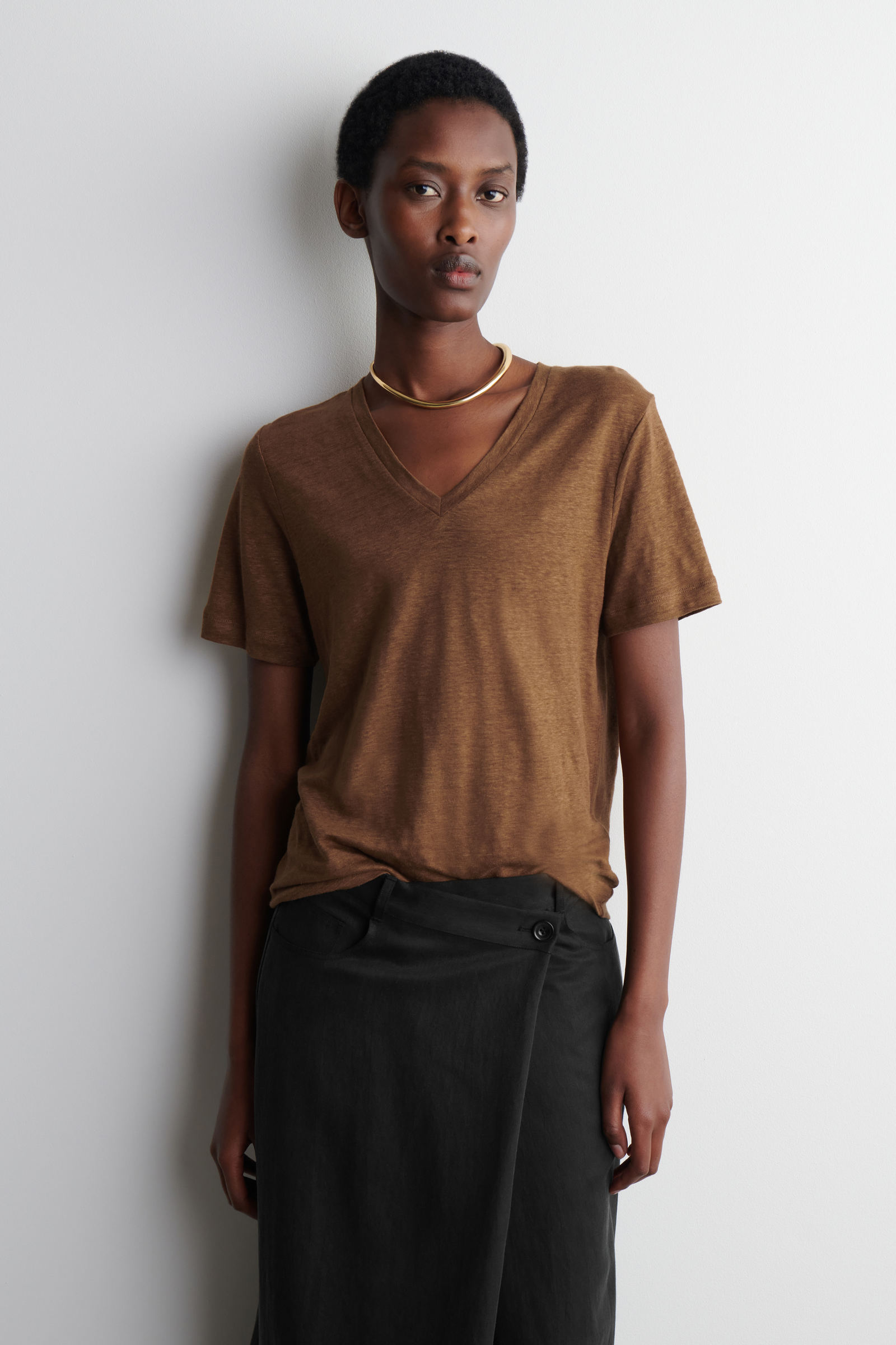V-NECK LINEN T-SHIRT VネックリネンTシャツ ブラウン｜COS コス 公式 