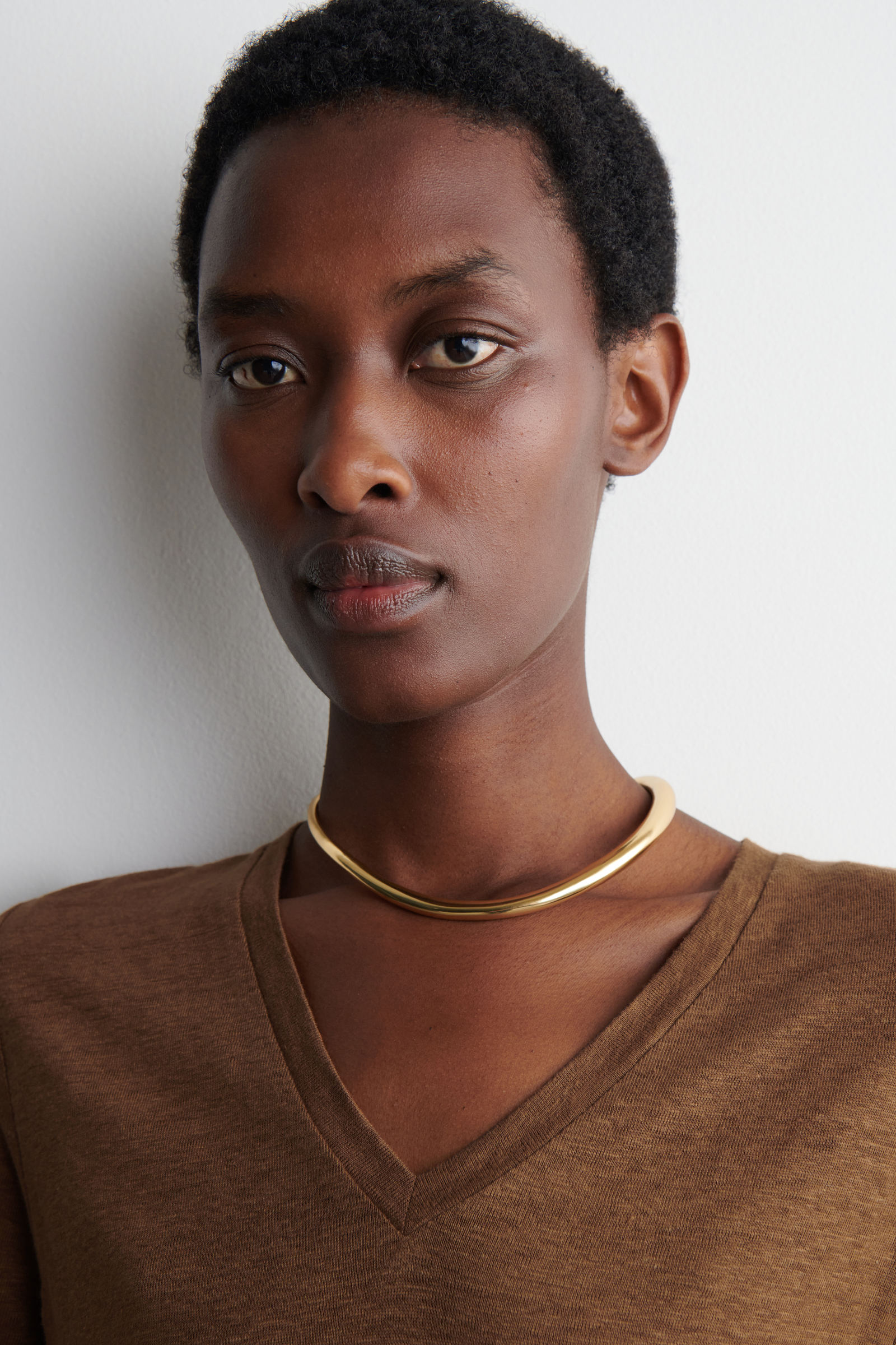 V-NECK LINEN T-SHIRT VネックリネンTシャツ ブラウン｜COS コス 公式 
