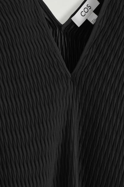 COS プリーツVネックトップ