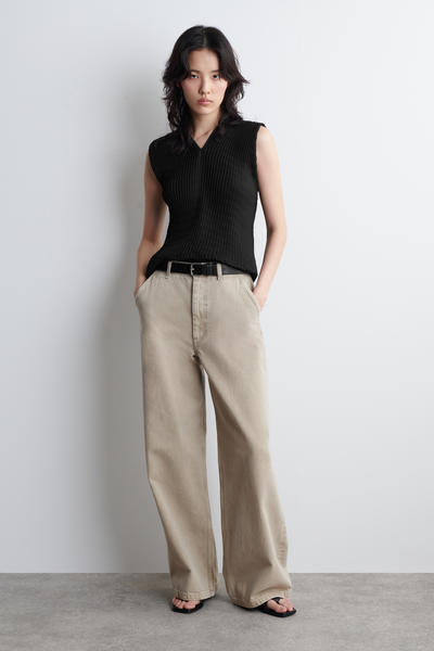 COS プリーツVネックトップ