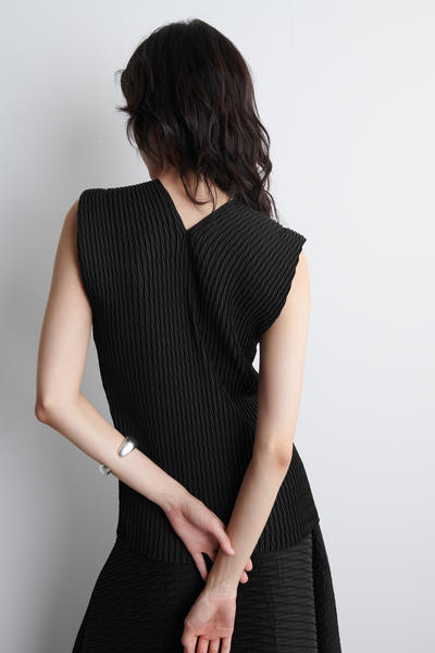 COS プリーツVネックトップ