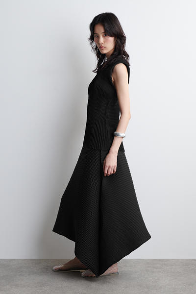 COS プリーツVネックトップ