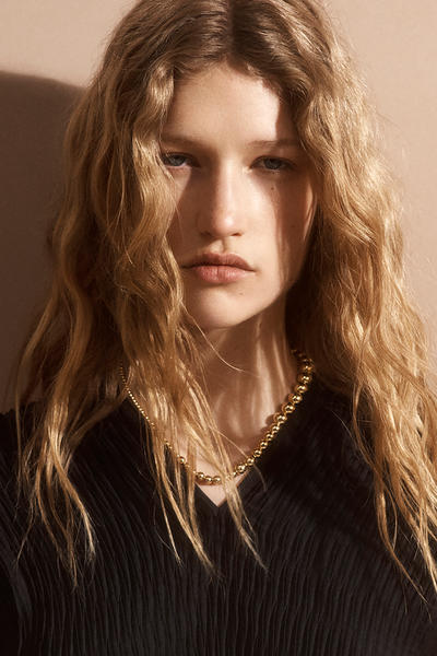 COS プリーツVネックトップ