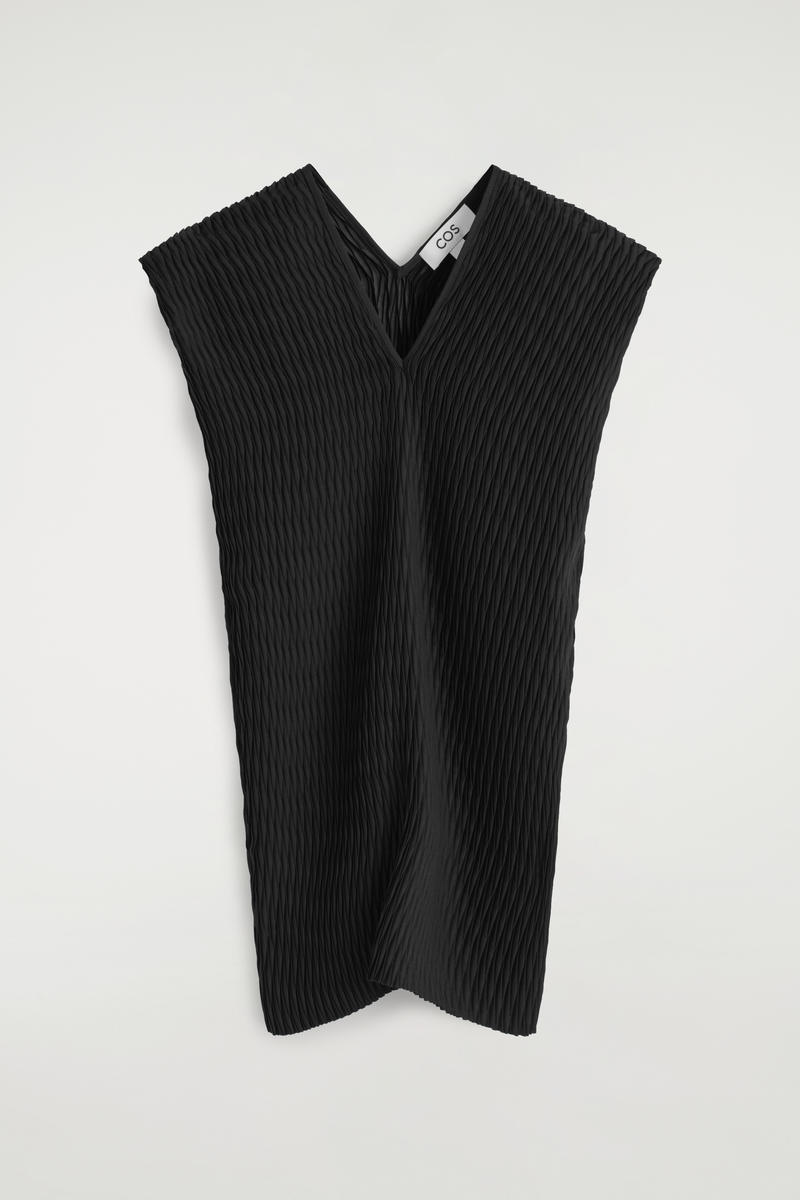 COS プリーツVネックトップ