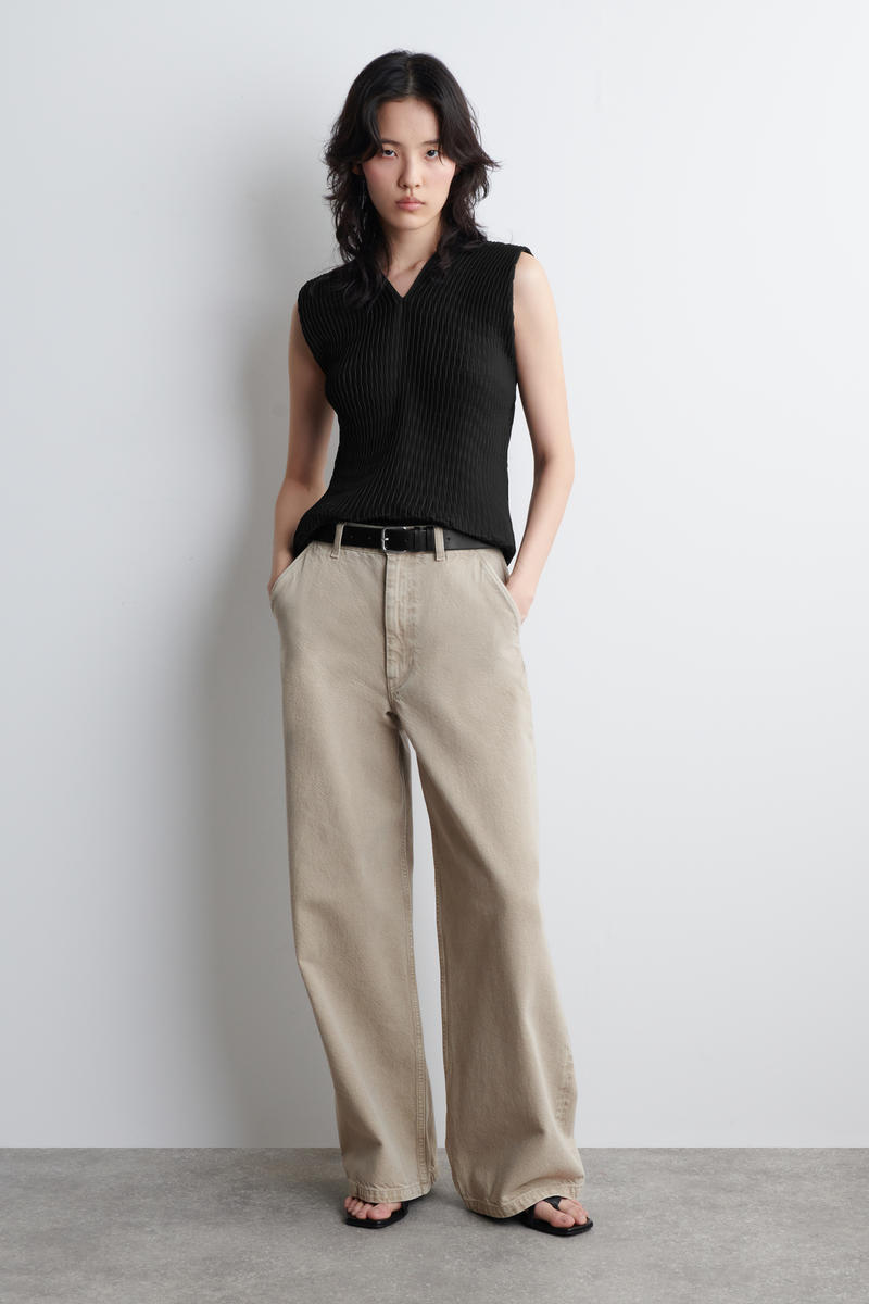 COS プリーツVネックトップ