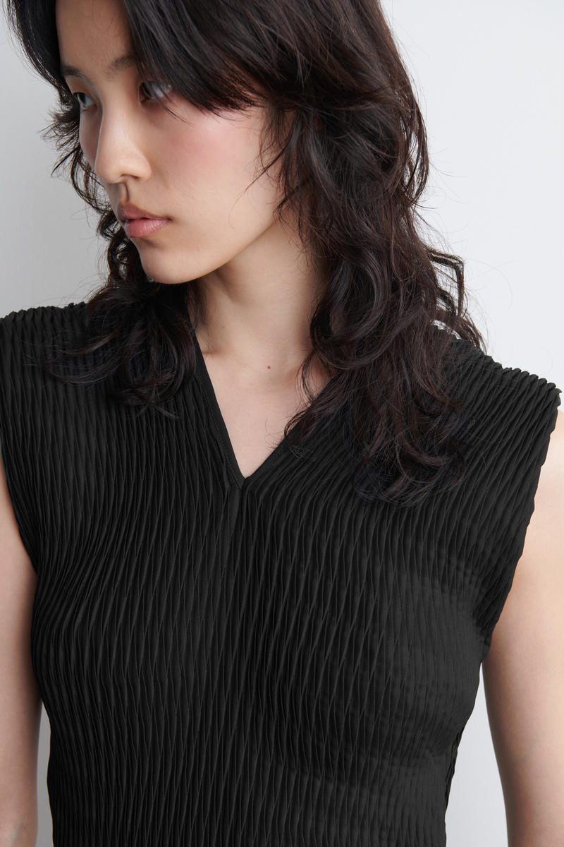 COS プリーツVネックトップ