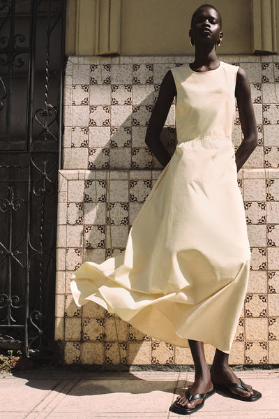 COS オープンバックコットンミディドレス