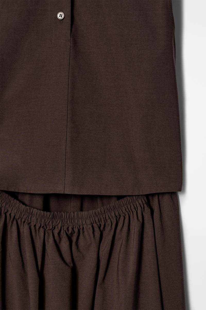 COS オープンバックコットンミディドレス