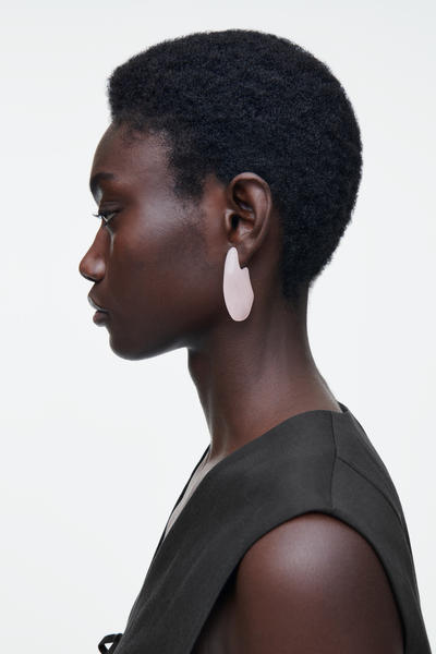 COS ミスマッチペブルピアス