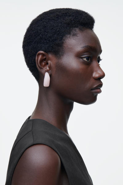 COS ミスマッチペブルピアス