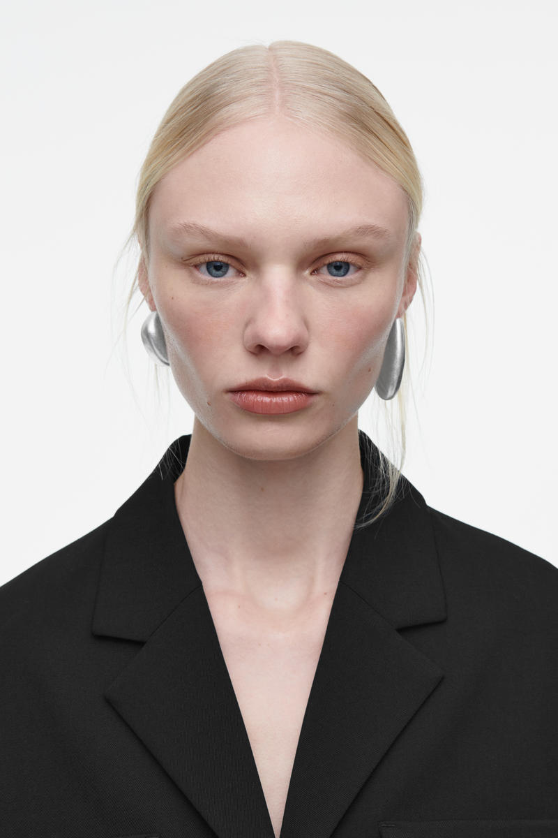 COS ミスマッチペブルピアス