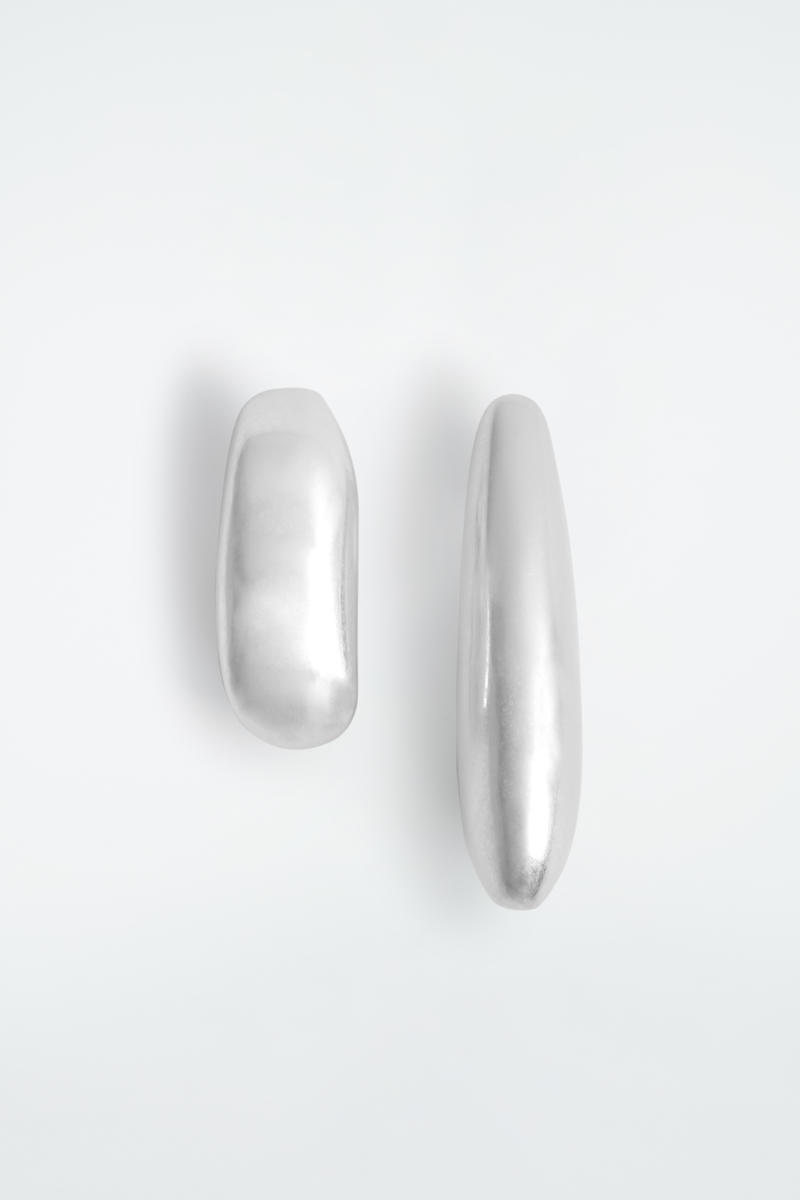 COS ミスマッチペブルピアス