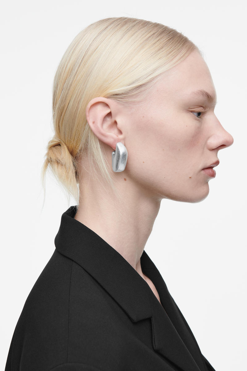 COS ミスマッチペブルピアス