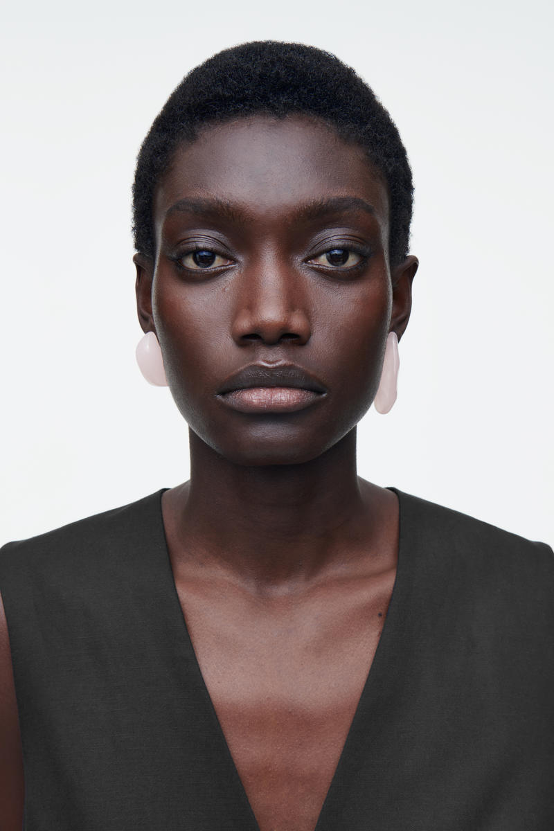 COS ミスマッチペブルピアス