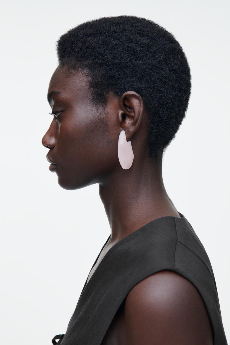 COS ミスマッチペブルピアス