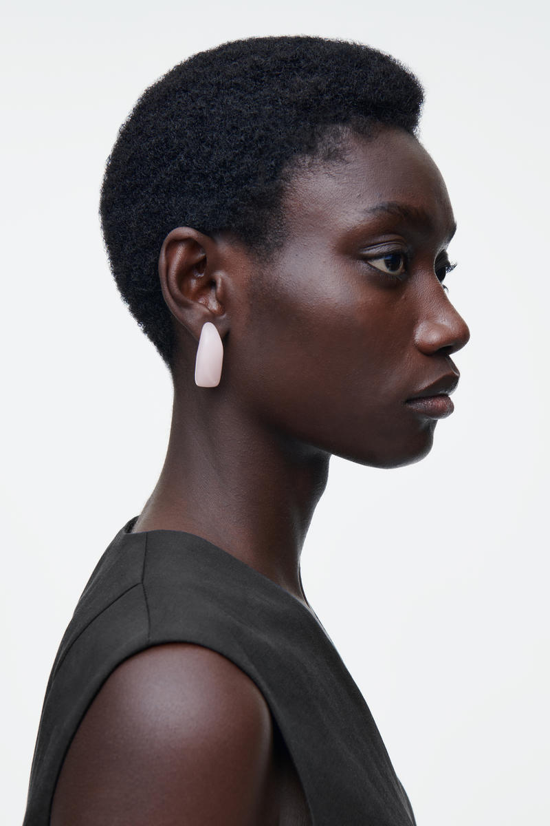 COS ミスマッチペブルピアス