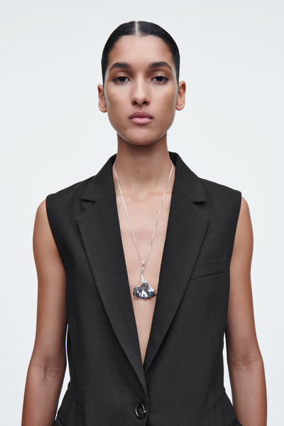 COS フローラルペンダントネックレス